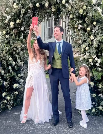 Milagros y Máximo, recién
casados, posan con la libreta
y con Génesis, nacida de una
relación anterior del empresario.