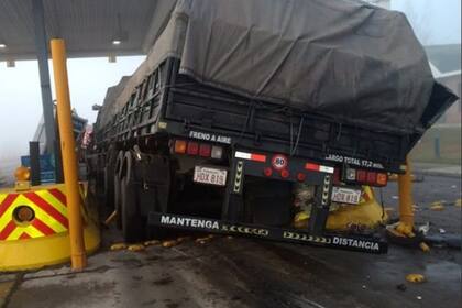 Milagrosamente el trabajador de la cabina del peaje pudo prever la situación y salió de la cabina un instante antes de que el camión la embistiera y salió ileso