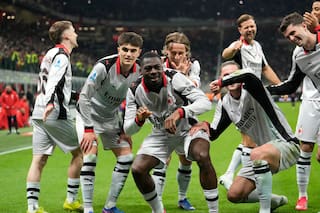 Milan convierte abucheos en aplausos ante Torino y recorta a 6 puntos la ventaja del Inter