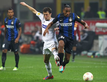MILÁN, ITALIA - 25 DE OCTUBRE: Sasa Ilic (L) del FK Partizan compite por el balón con Alvaro Pereira (R) del FC Internazionale Milano durante el partido del grupo H de la UEFA Europa League entre el FC Internazionale Milano y el FK Partizan el 25 de octubre de 2012 en Milán, Italia. (Foto de Marco Luzzani/Getty Images)