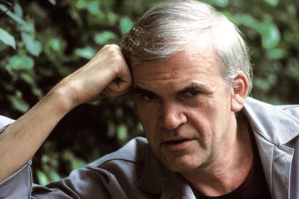 Milan Kundera en un retrato tomado en París, en 1984; el escritor murió esta semana, a los 94 años