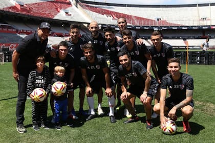 Milán y Sasha Piqué en el Monumental