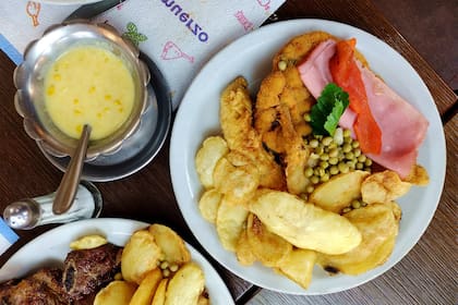 Milanesa a la Maryland con papas souffle en el Palacio de la Papa Frita.