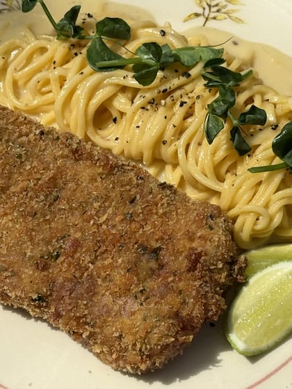 Milanesa con linguini cacio e pepe de Los Jardines de las Barquin