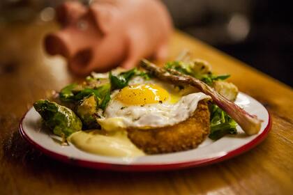Milanesa de carré de cerdo a caballo, con berro, coliflor y repollitos en Chochan. Autor: Sebastián Pani