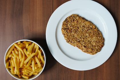 Milanesa de lomo KETO, lomo de 220gr apanado con un blend de rebozador libre de gluten, harina de almendras, harina de coco, parmesano y almendras tostadas.