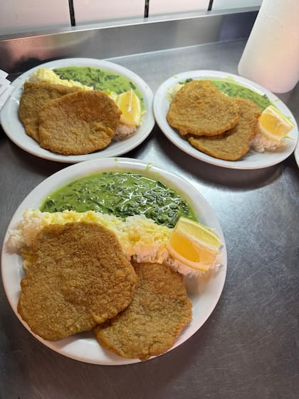 Milanesa de peceto con arroz y crema de espinacas, el plato más pedido de Loreto Garden