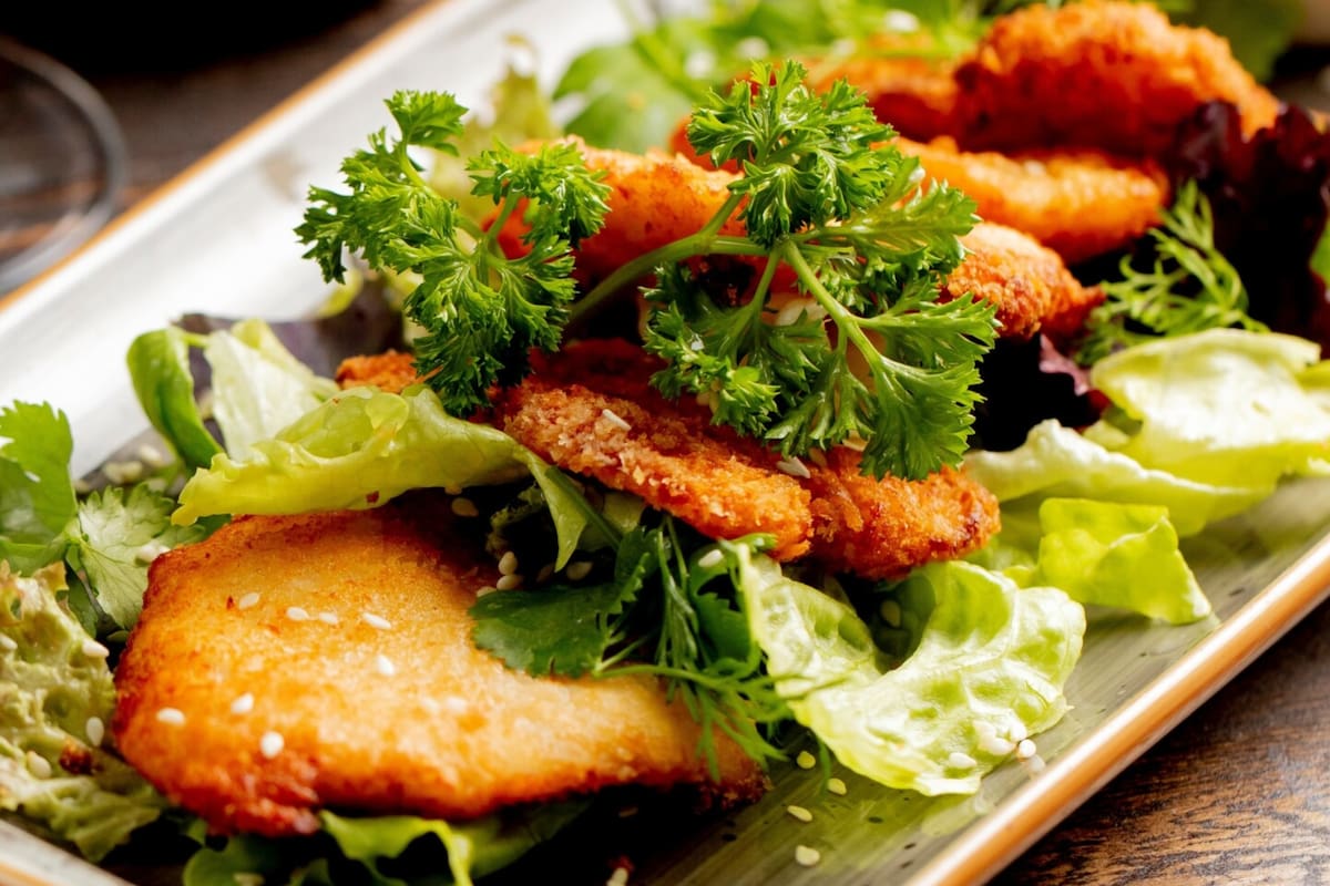 Milanesa de pollo con ensalada (Foto: Freepik)