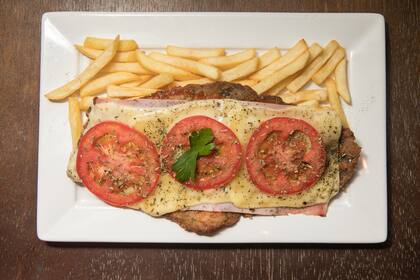 Milanesa napolitana con papas fritas en Tango.