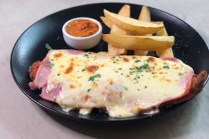 Milanesa napolitana de bife de chorizo con papas triple cocción y salsa romesco