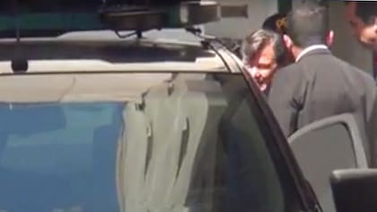 Milani ayer al salir detenido del juzgado; hubo un gran operativo para preservarlo de las cámaras