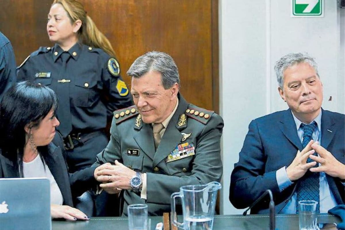 Milani, entre sus abogados Mariana Barbitta y Juan Manuel Ubeira, tras ser absuelto en el juicio en La Rioja