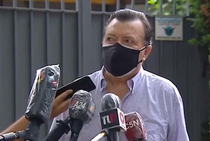 Milani habló con la prensa en la puerta de su casa sobre el robo sufrido anteayer