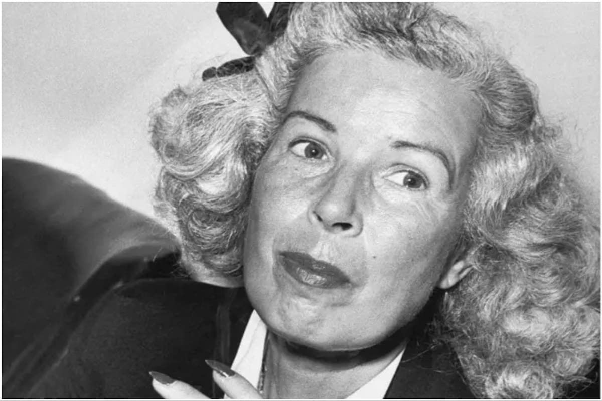 Mildred Gillars retratada en 1948 en Washington DC, después de su comparecencia ante un comisionado de EE.UU. por cargos de traición