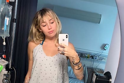 Miley Cyrus fue hospitalizada y se sacó fotos en bata