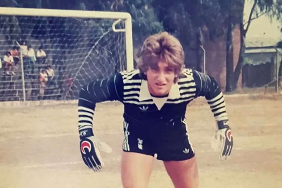 Milei arquero.