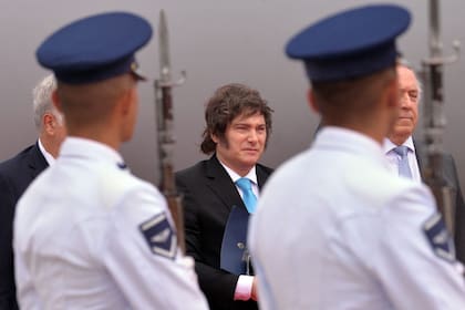 Milei, a su llegada al aeropuerto internacional de Luque, en Paraguay