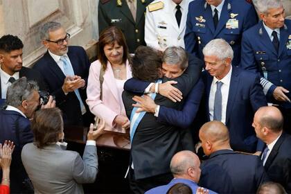 Milei abraza a Caputo durante la apertura de las sesiones legislativas