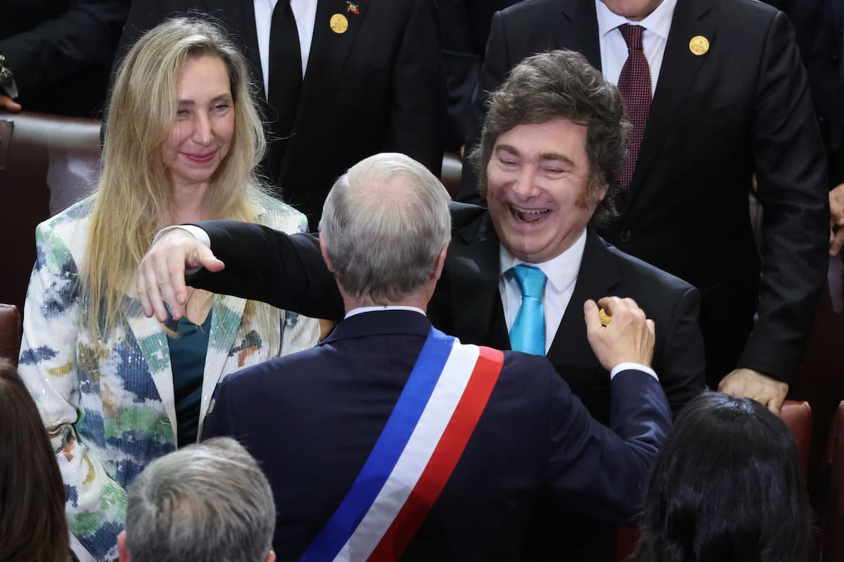 Milei abraza a Kast, en la asunción del presidente chileno