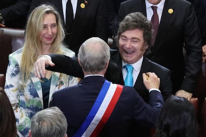 Milei abraza a Kast, en la asunción del presidente chileno