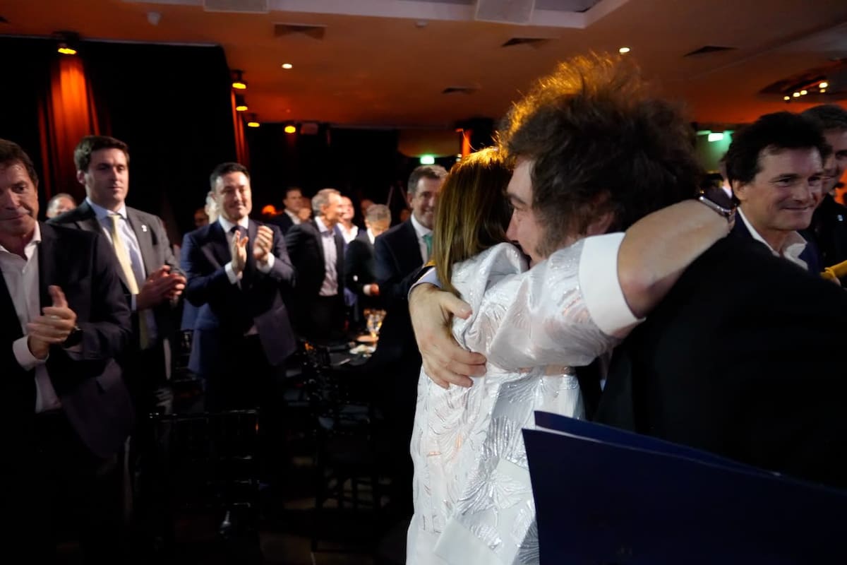 Milei abraza a Patricia Bullrich después del discurso en que auguró "la hoguera" para periodistas y voces críticas