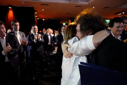 Milei abraza a Patricia Bullrich después del discurso en que auguró "la hoguera" para periodistas y voces críticas