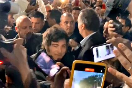 Milei acompaña a Adorni en un acto en Villa Lugano