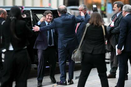 Milei al arribar a la sede del FMI, donde saludó al representante argentino Leonardo Madcur