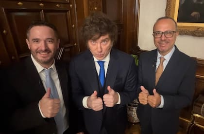 Milei arremetió contra el periodismo toda la semana y le dio una entrevista a los economistas oficialistas Antonio Aracre y Ramiro Castiñeira, que tienen desde este año un programa en la TV Pública