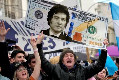 Milei asegura que los argentinos adoptarán el dólar y entonces cerrará el Banco Central.