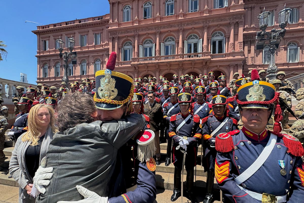 Milei bailó y cantó al ritmo de la fanfarria militar de los granaderos