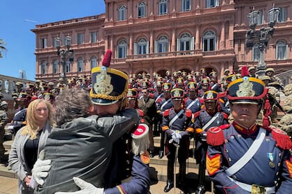 Milei bailó y cantó al ritmo de la fanfarria militar de los granaderos