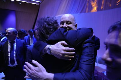 El abrazo entre Federico Sturzenegger y el presidente Javier Milei