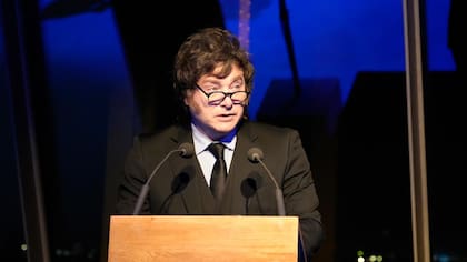 MILEI CERRÓ EN PARÍS LA ARGENTINA WEEK, CON ANUNCIOS DE INVERSIÓN POR MÁS DE USD 27.000 MILLONES
Imágenes de la gala realizada en el primer nivel de la Torre Eiffel, en el marco de la Argentina Week en París : https://acortar.link/w6CMaK
El presidente Javier Milei cerró en París la Argentina Week, un encuentro que reunió a autoridades nacionales y provinciales, empresarios argentinos y líderes de compañías francesas y europeas. En ese marco, mantuvo una reunión bilateral con su par francés, Emmanuel Macron, en el Palacio del Elíseo, y participó de encuentros con empresarios, inversores y gobernadores argentinos.
La iniciativa permitió presentar el potencial del país ante inversores y empresas europeas, fortalecer vínculos comerciales y promover nuevos proyectos en energía, minería, agro, tecnología, salud, biotecnología e infraestructura.
La agenda reunió a 13 gobernadores, empresarios argentinos y representantes de compañías francesas y europeas, con encuentros orientados a promover inversiones y oportunidades para el país.