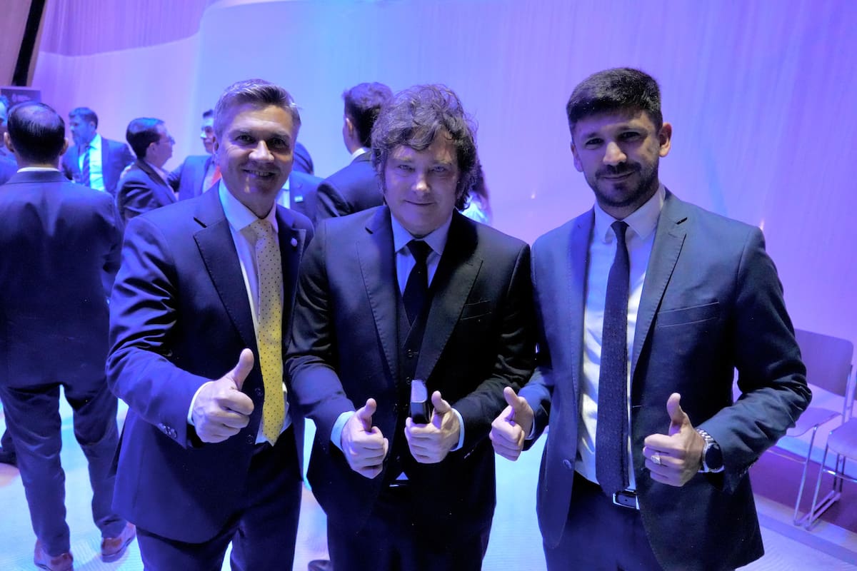 MILEI CERRÓ EN PARÍS LA ARGENTINA WEEK, CON ANUNCIOS DE INVERSIÓN POR MÁS DE USD 27.000 MILLONES
Imágenes de la gala realizada en el primer nivel de la Torre Eiffel, en el marco de la Argentina Week en París : https://acortar.link/w6CMaK
El presidente Javier Milei cerró en París la Argentina Week, un encuentro que reunió a autoridades nacionales y provinciales, empresarios argentinos y líderes de compañías francesas y europeas. En ese marco, mantuvo una reunión bilateral con su par francés, Emmanuel Macron, en el Palacio del Elíseo, y participó de encuentros con empresarios, inversores y gobernadores argentinos.
La iniciativa permitió presentar el potencial del país ante inversores y empresas europeas, fortalecer vínculos comerciales y promover nuevos proyectos en energía, minería, agro, tecnología, salud, biotecnología e infraestructura.
La agenda reunió a 13 gobernadores, empresarios argentinos y representantes de compañías francesas y europeas, con encuentros orientados a promover inversiones y oportunidades para el país.