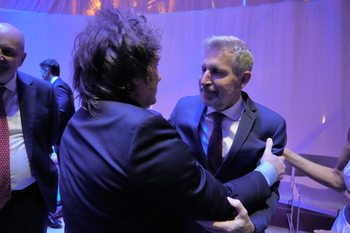 MILEI CERRÓ EN PARÍS LA ARGENTINA WEEK, CON ANUNCIOS DE INVERSIÓN POR MÁS DE USD 27.000 MILLONES
Imágenes de la gala realizada en el primer nivel de la Torre Eiffel, en el marco de la Argentina Week en París : https://acortar.link/w6CMaK
El presidente Javier Milei cerró en París la Argentina Week, un encuentro que reunió a autoridades nacionales y provinciales, empresarios argentinos y líderes de compañías francesas y europeas. En ese marco, mantuvo una reunión bilateral con su par francés, Emmanuel Macron, en el Palacio del Elíseo, y participó de encuentros con empresarios, inversores y gobernadores argentinos.
La iniciativa permitió presentar el potencial del país ante inversores y empresas europeas, fortalecer vínculos comerciales y promover nuevos proyectos en energía, minería, agro, tecnología, salud, biotecnología e infraestructura.
La agenda reunió a 13 gobernadores, empresarios argentinos y representantes de compañías francesas y europeas, con encuentros orientados a promover inversiones y oportunidades para el país.
