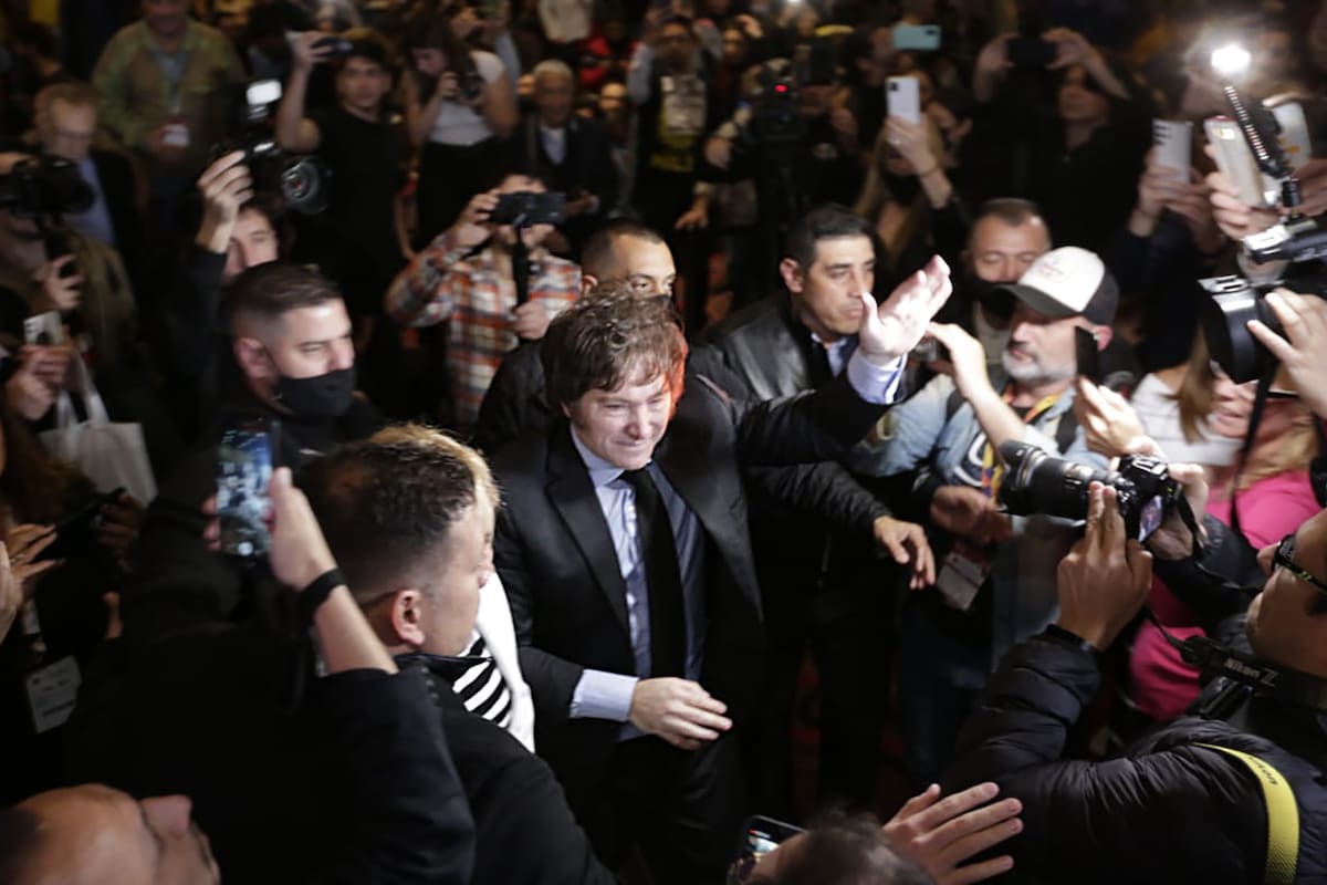 Milei, como un rockstar, en el acceso a la sala donde presentó su libro en la Feria