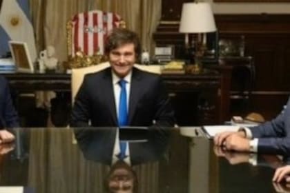 Milei, con la camiseta de Estudiantes detrás