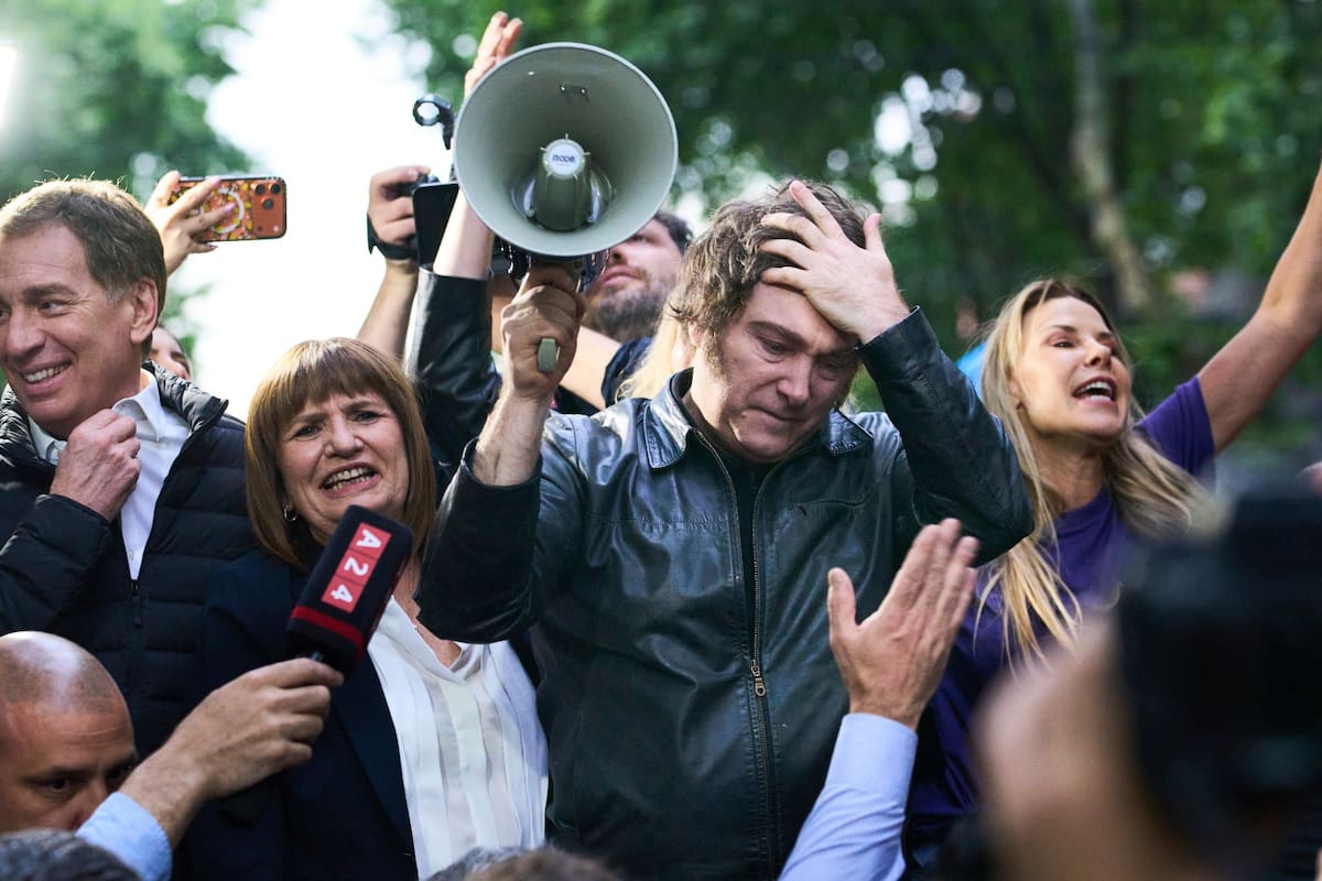 Milei con su megáfono, una postal de la campaña de LLA; a su lado Santilli, Bullrich y Reinhardt