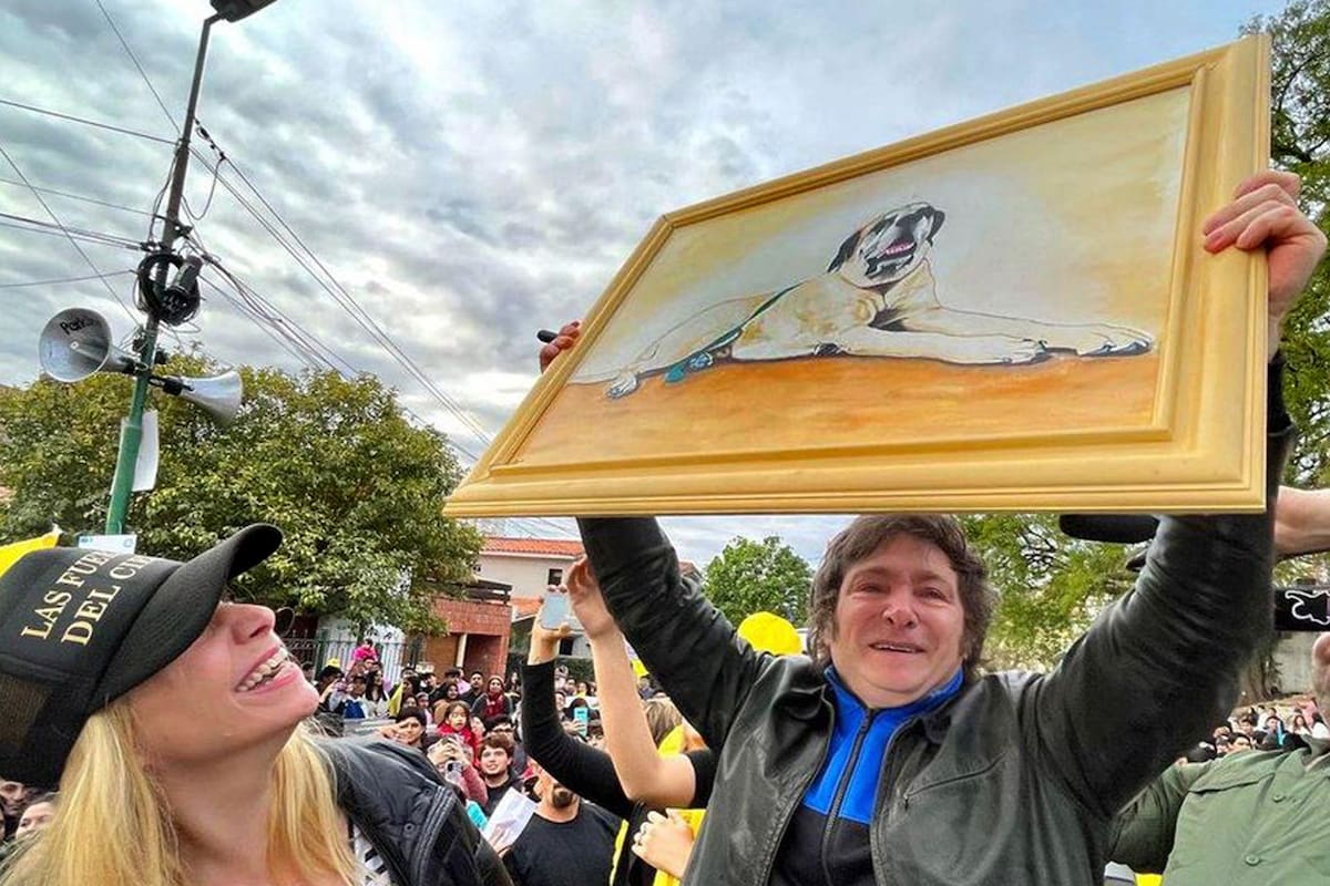 Milei con un cuadro de Conan en un acto de campaña
