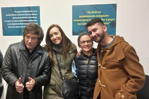 Milei con Victoria Villarruel, Carolina Píparo y Nahuel Sotelo, durante una recorrida en Quilmes