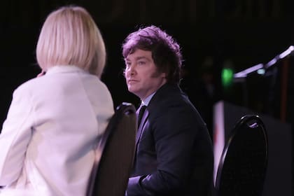 Milei con Viviana Canosa, esta noche, en la sala José Hernández
