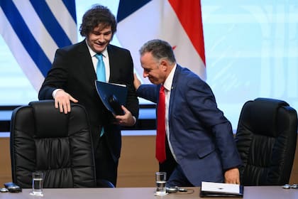 Milei con Yamandú Orsi en el Mercosur