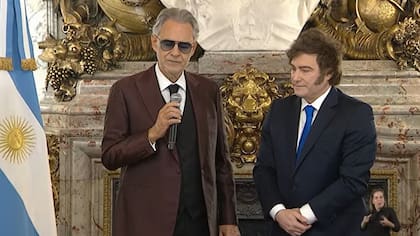 Milei condecora a Andrea Bocelli en Casa Rosada.