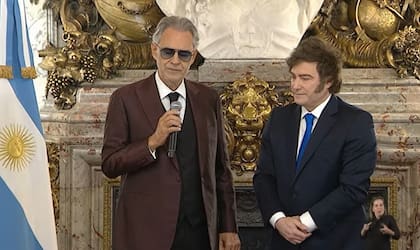 Milei condecora a Andrea Bocelli en Casa Rosada.