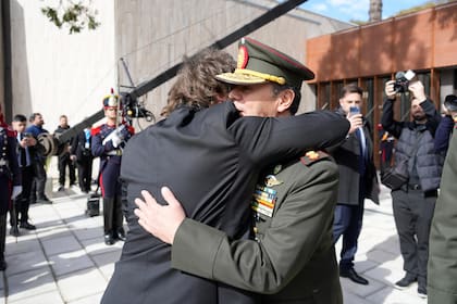 Milei abraza al ministro de Defensa, Carlos Presti