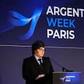 Milei defendió sus políticas, habló de una "bazuca de dólares" y dijo: "Estamos armados para enfrentar intentos golpistas"