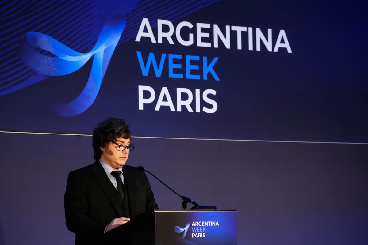 Milei defendió los cambios de su gobierno y dijo en París: “Estamos bien armados para enfrentar los intentos golpistas”.