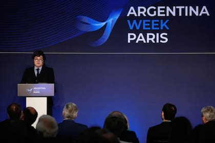 Milei defendió los cambios de su gobierno y dijo en París: “Estamos bien armados para enfrentar los intentos golpistas”.