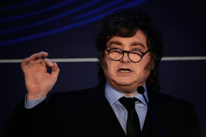 Milei defendió los cambios de su gobierno y dijo en París: “Estamos bien armados para enfrentar los intentos golpistas”.